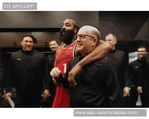 哈登精彩双撤步3加1后坐小范甘迪身旁畅谈篮球趣事